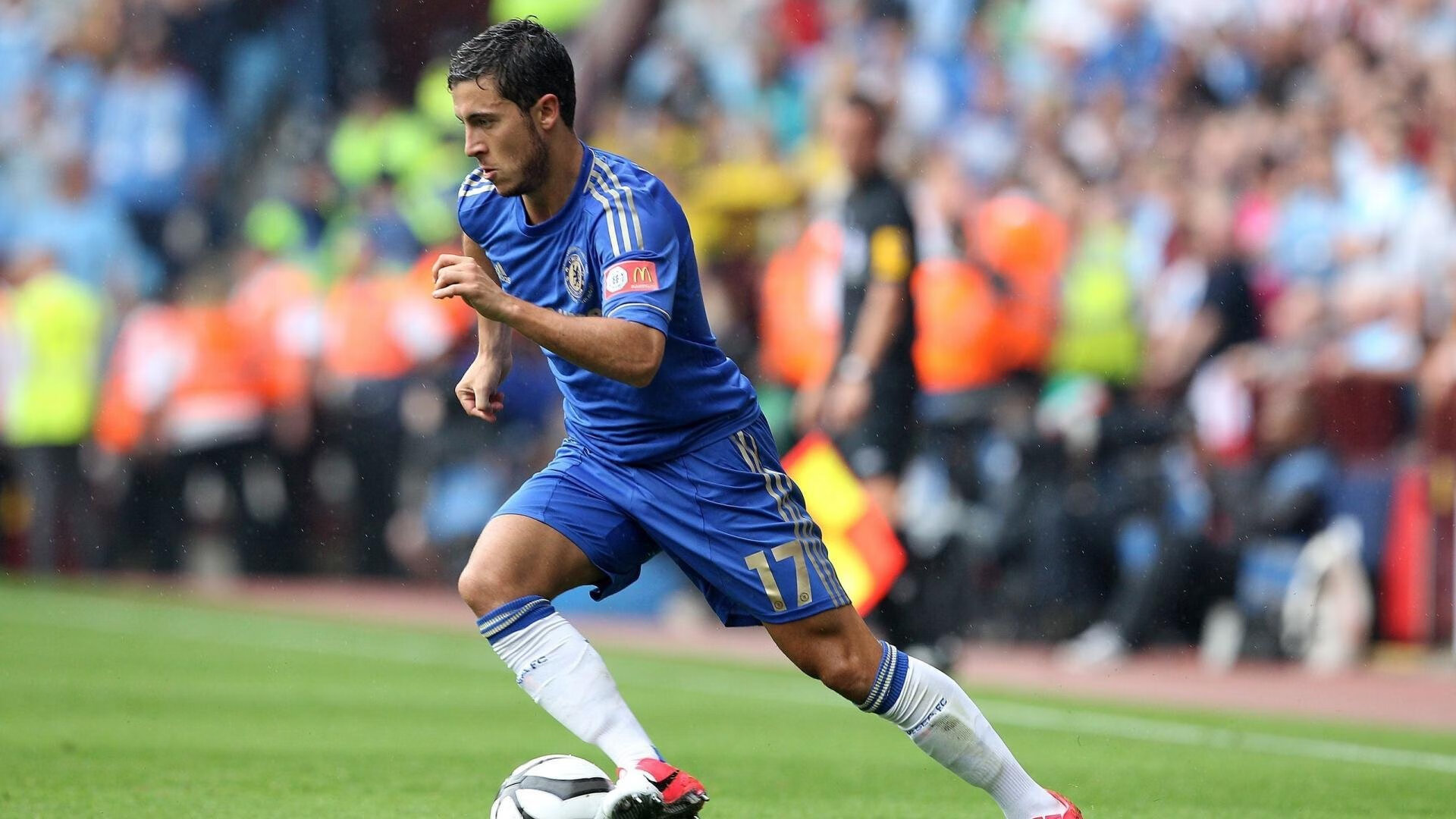 俱乐部青训选拔日活动吸引众多有潜力少年参与，足球青训俱乐部招生宣传